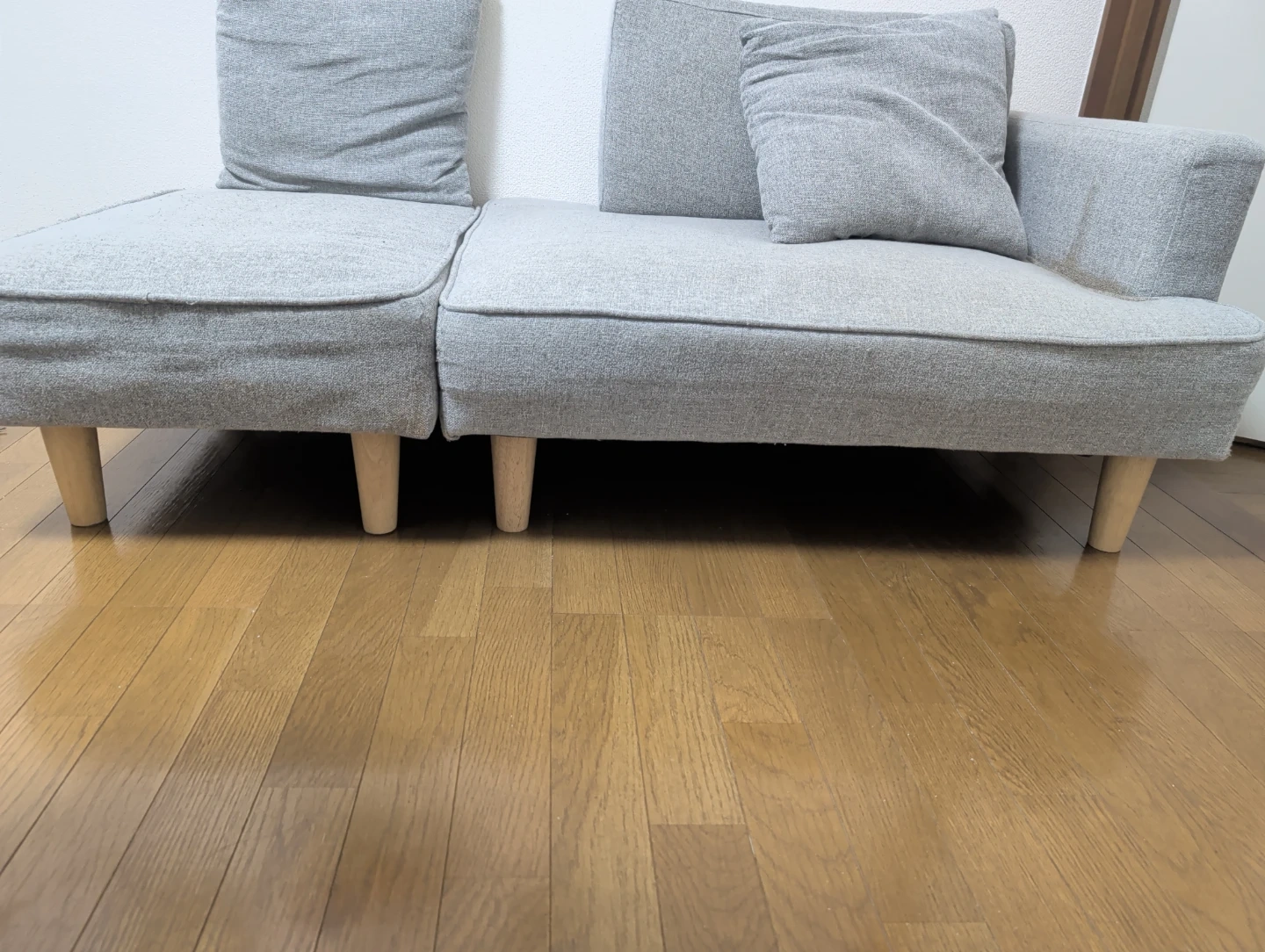 【急募】グレーのソファ クッション・オットマン付きの写真2枚目