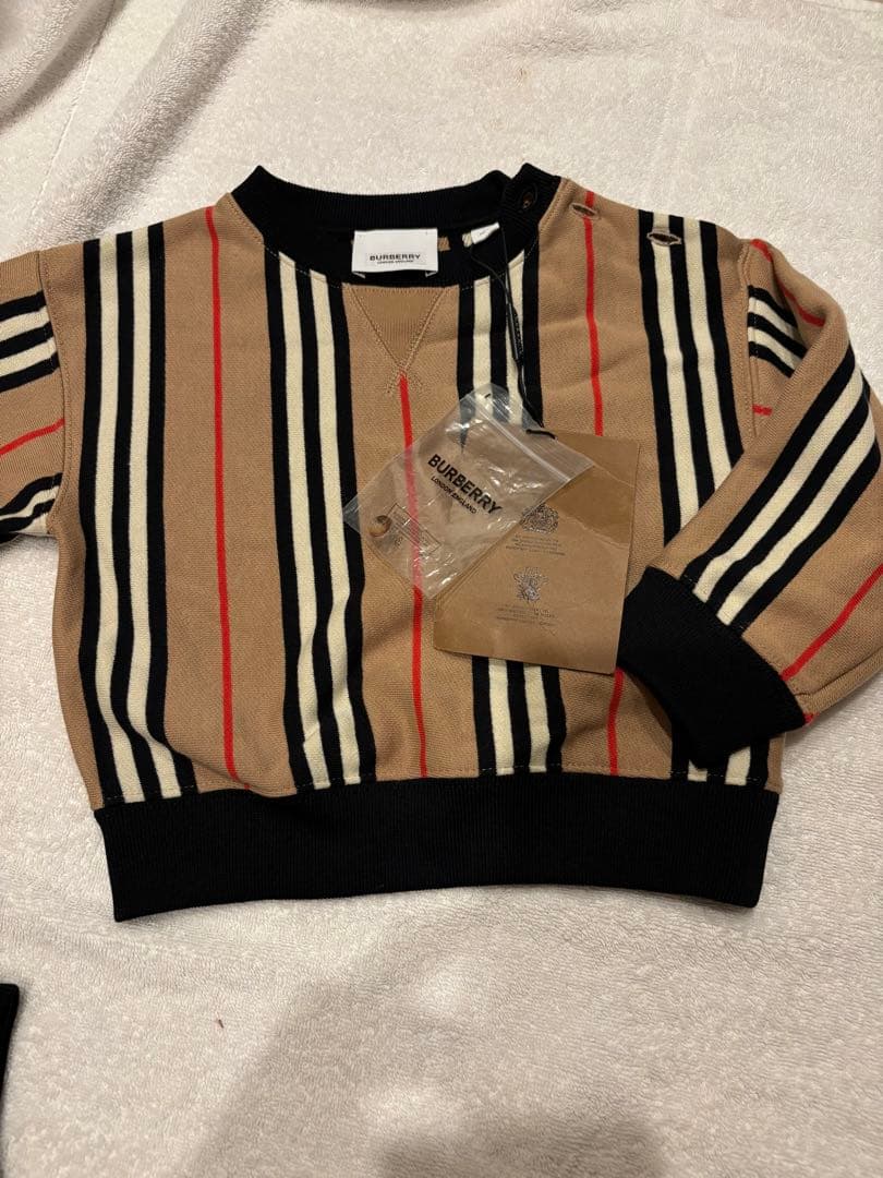 BURBERRY ベビー スウェットシャツとパンツセット 18M 新品タグ付きの写真2枚目
