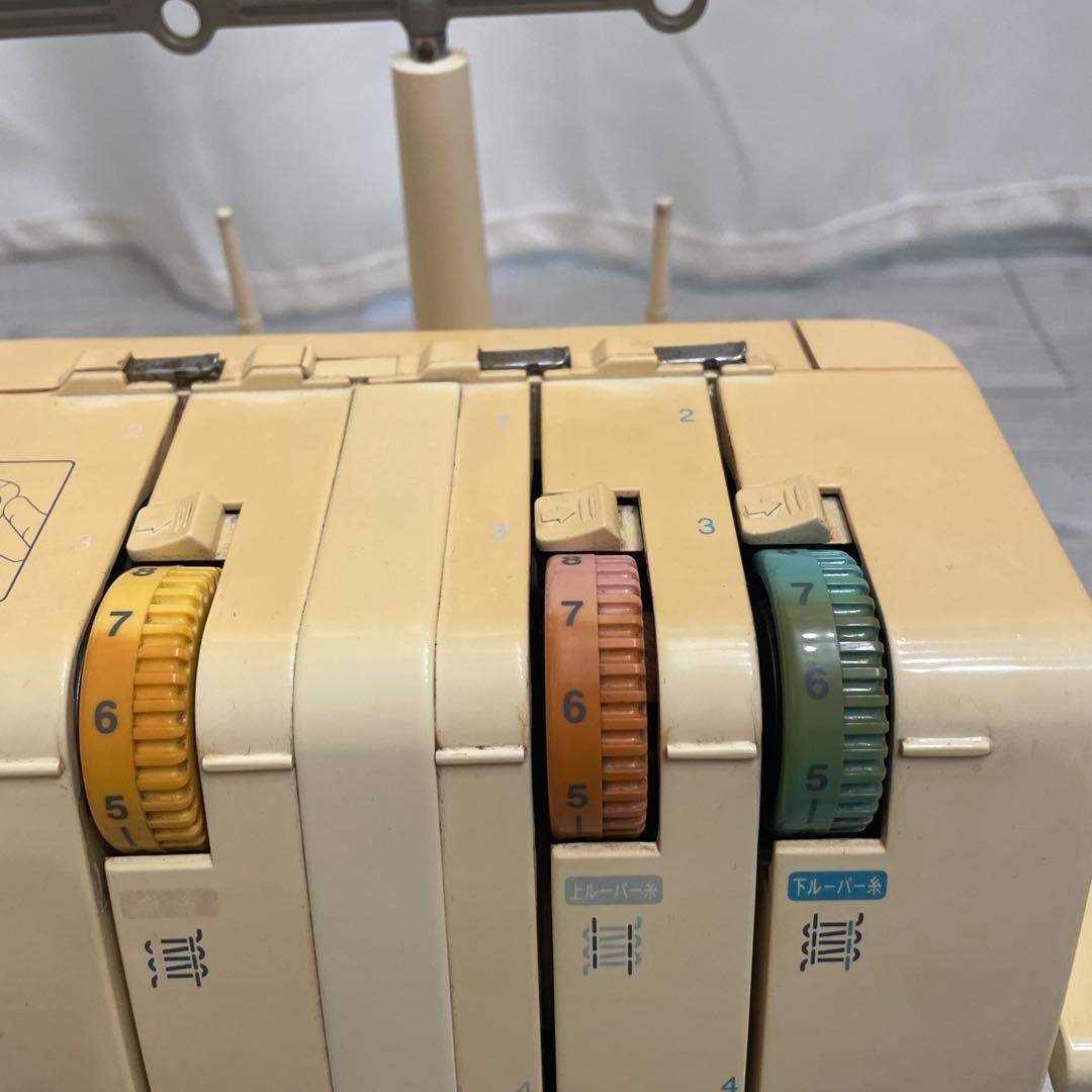 brother Katarina II ロックミシン フットペダル付きの写真3枚目