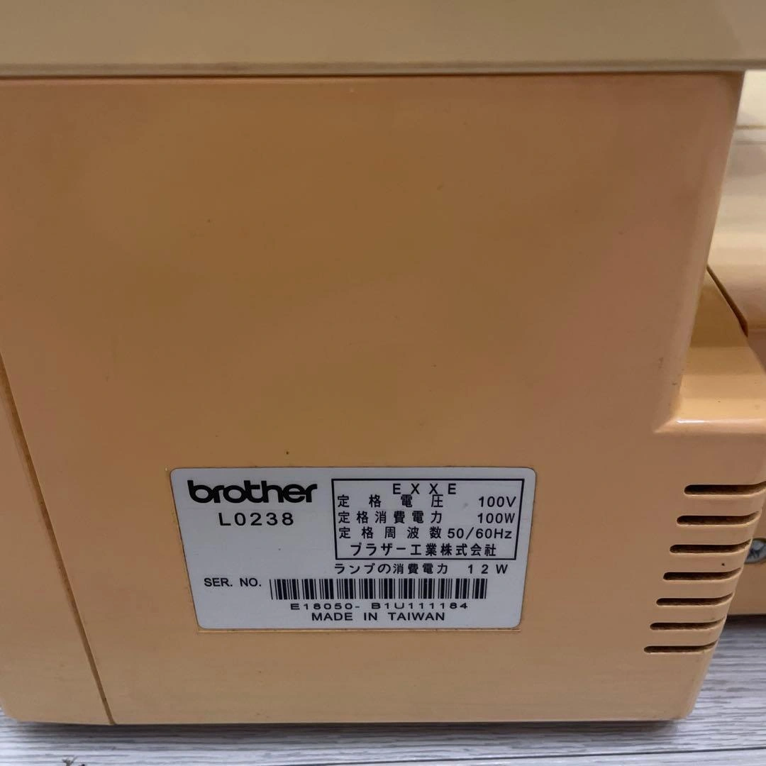 brother Katarina II ロックミシン フットペダル付きの写真7枚目
