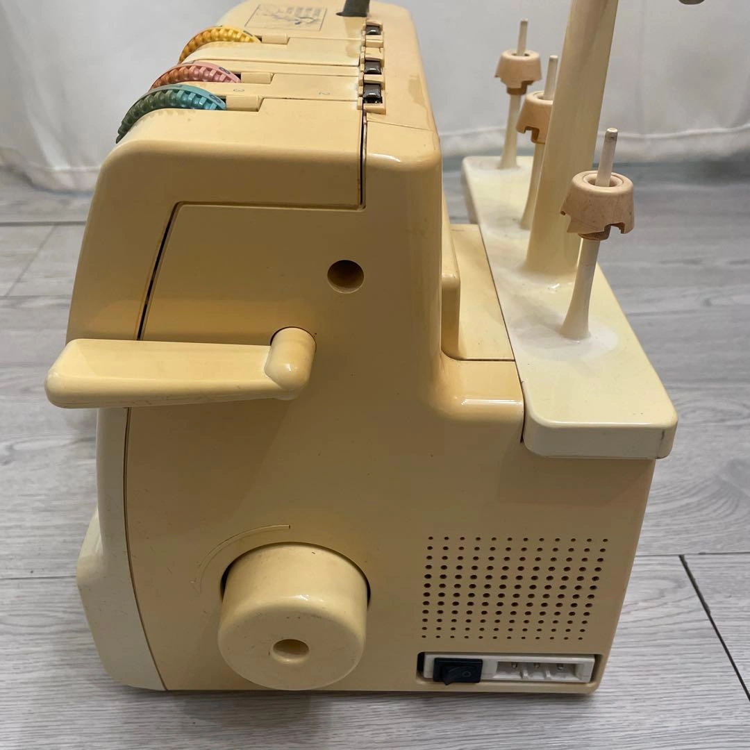 brother Katarina II ロックミシン フットペダル付きの写真8枚目