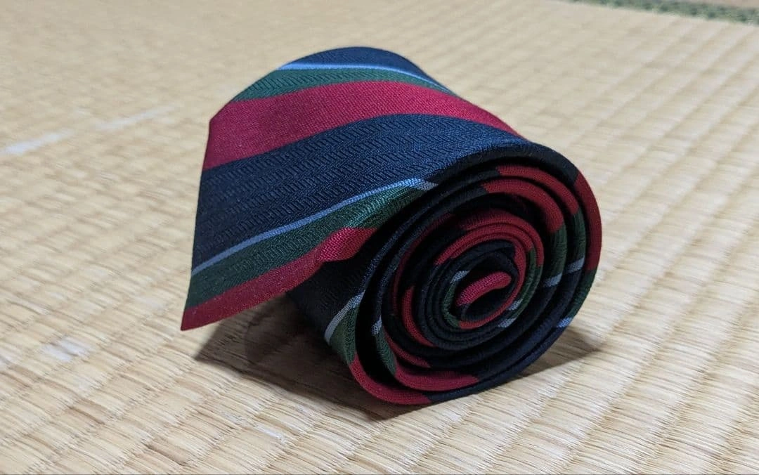 UNO GAUDE ストライプデザイン ネクタイ ネイビー 赤の写真2枚目