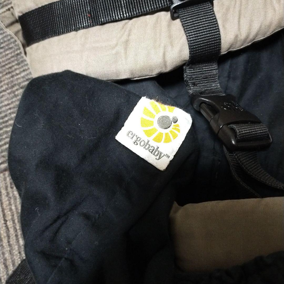 Ergobaby 抱っこ紐 ベージュと黒の写真3枚目