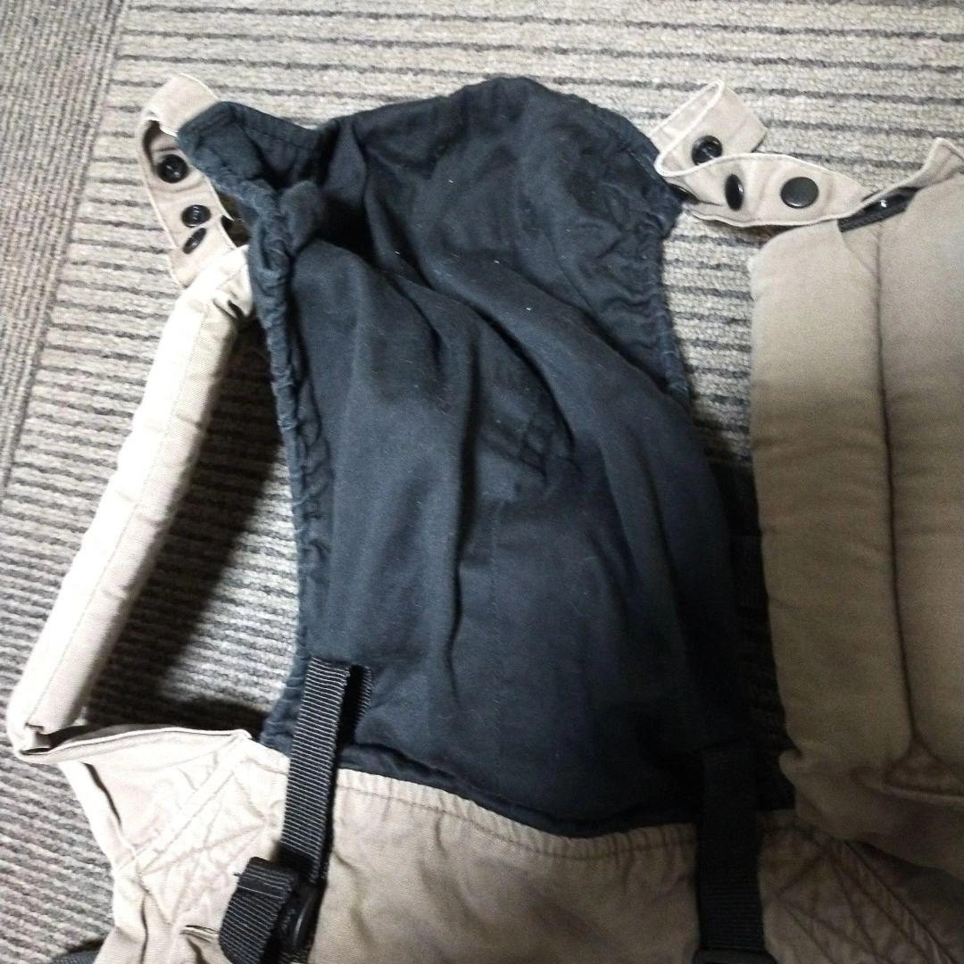 Ergobaby 抱っこ紐 ベージュと黒の写真7枚目