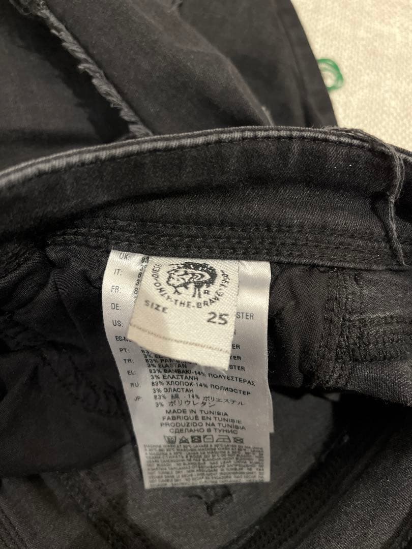 1．2度着用美品ディーゼルスリムストレッチブラックデニム25の写真4枚目