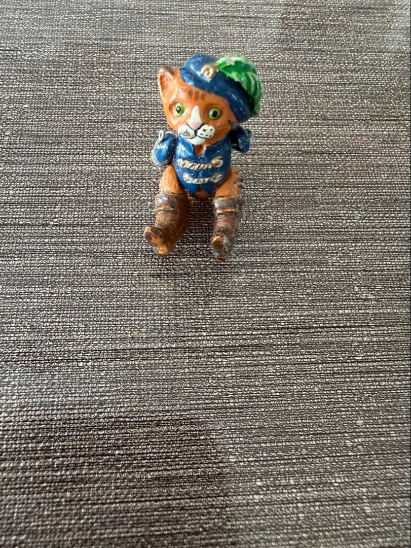 猫のミニチュアフィギュア 青い服 緑の帽子の写真2枚目