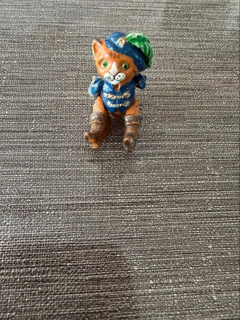 猫のミニチュアフィギュア 青い服 緑の帽子の写真2枚目