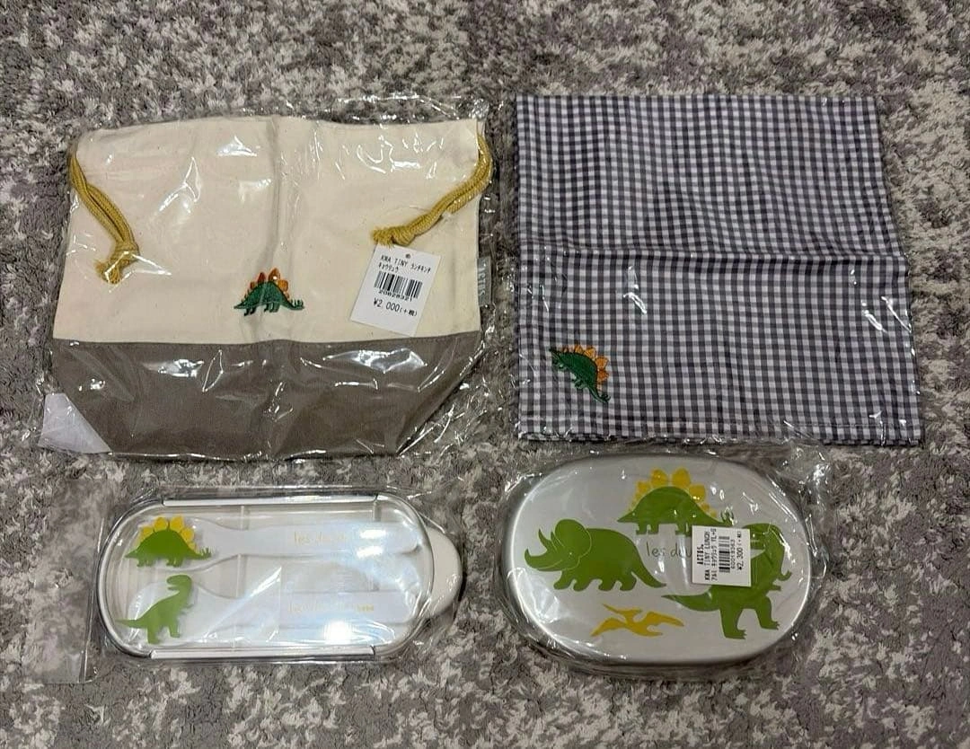 【新品4点セット】合計7480円 恐竜 弁当箱 巾着 フォークスプーン クロス