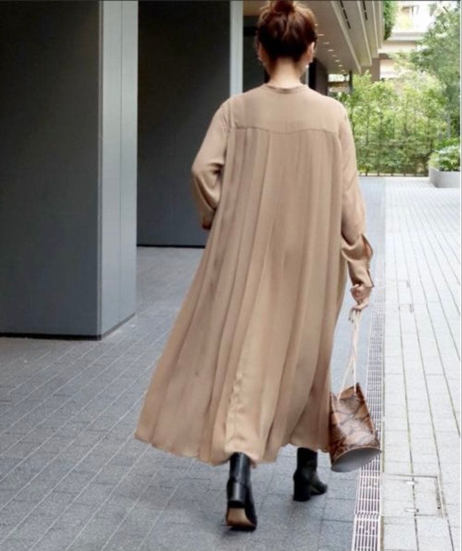 【タグ付き新品】定価18700円 バックプリーツワンピース 結婚式 パーティーの写真2枚目