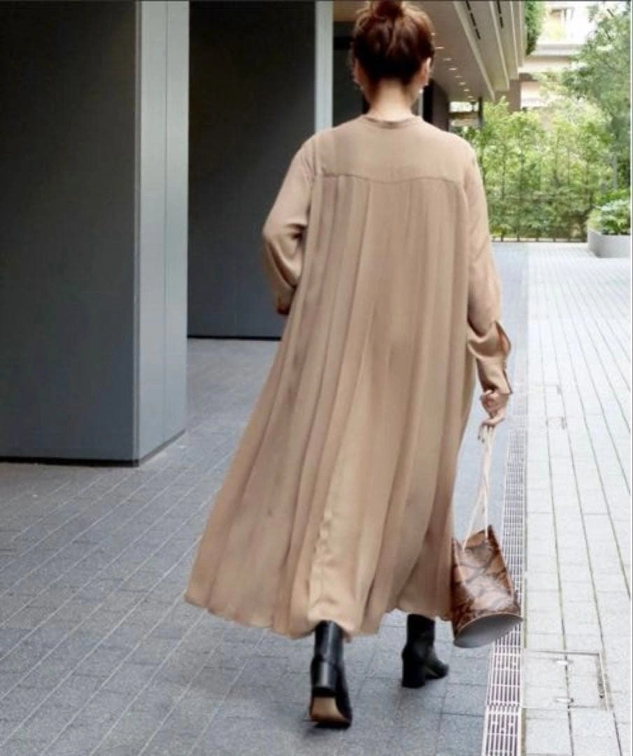 【タグ付き新品】定価18700円 バックプリーツワンピース 結婚式 パーティーの写真2枚目