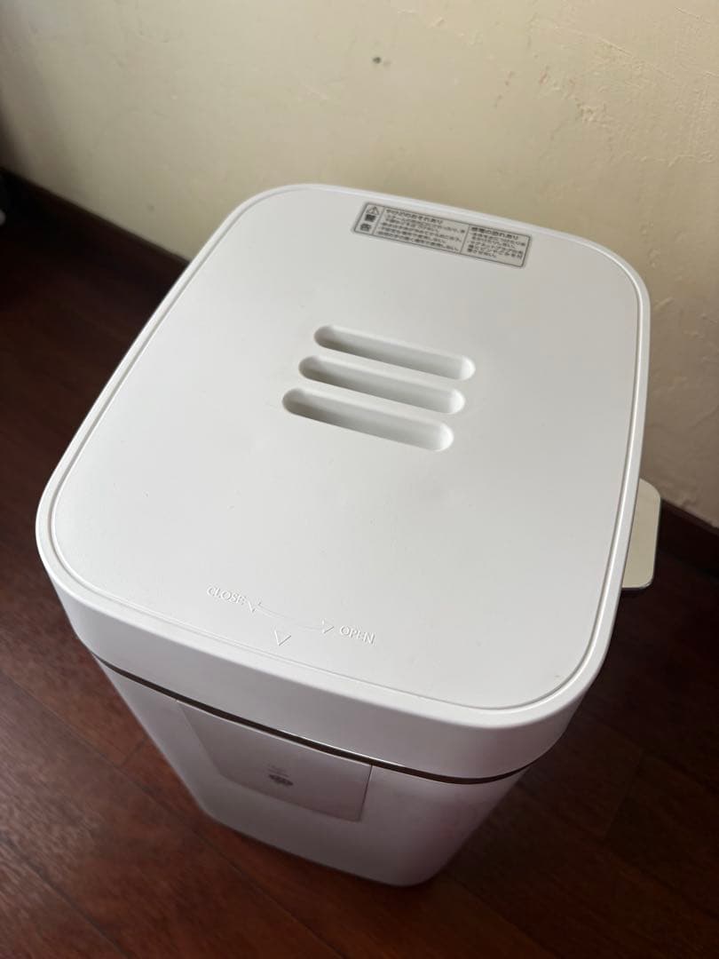 ホワイト　スチーム式加湿器の写真2枚目