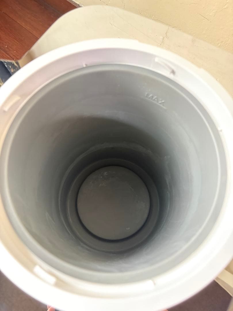 ホワイト　スチーム式加湿器の写真4枚目