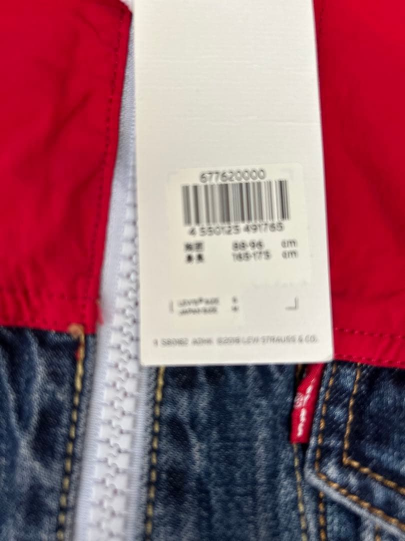 リーバイス新品フード付き赤デニムジャケット Mサイズの写真3枚目