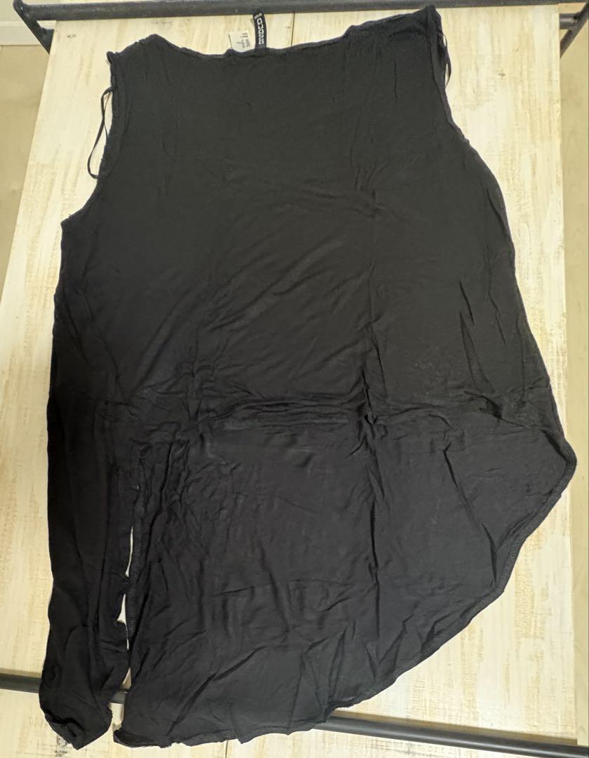希少品！H&M変形 タンクトップ　ブラック系の写真3枚目