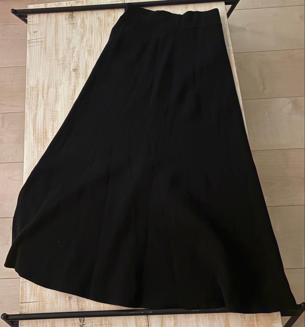 【美品】UNIQLO ブラックフレアスカートの写真2枚目