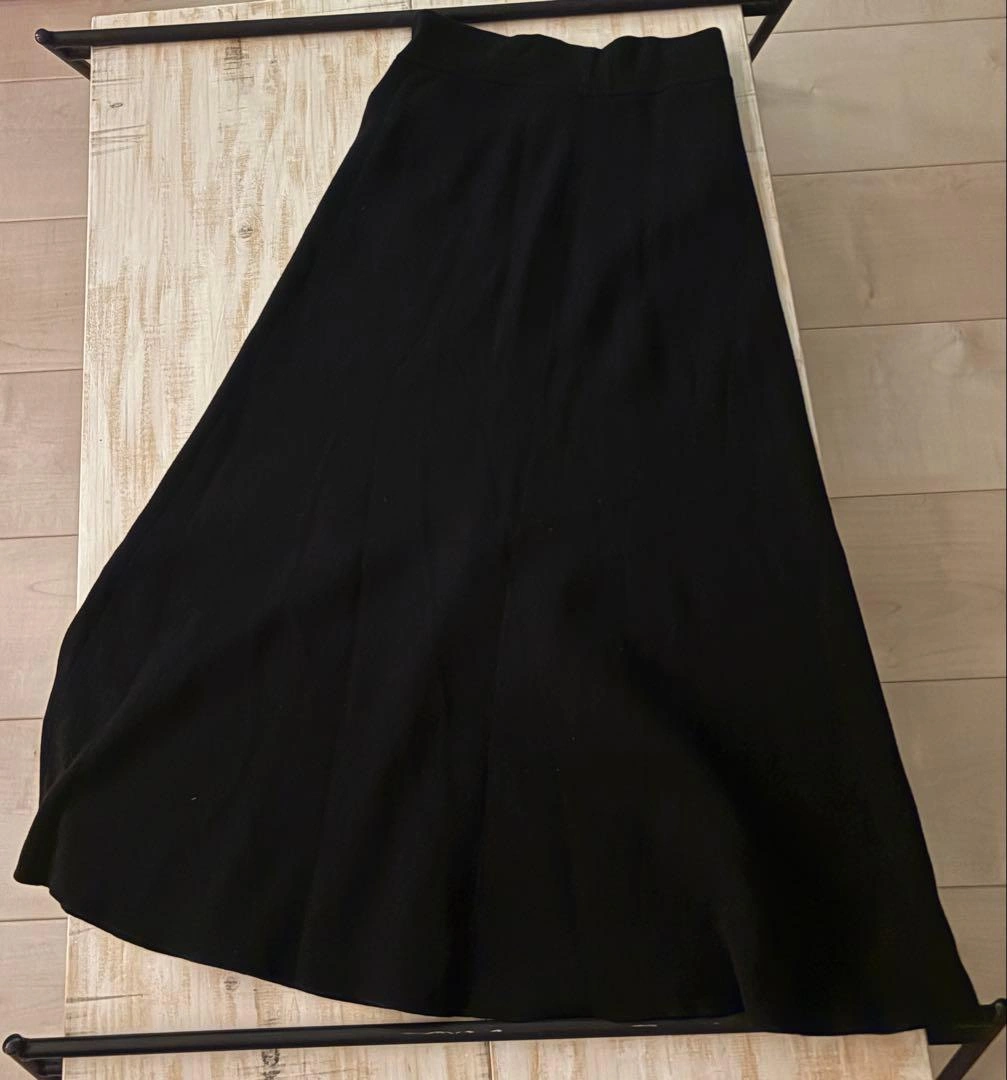 【美品】UNIQLO ブラックフレアスカートの写真2枚目