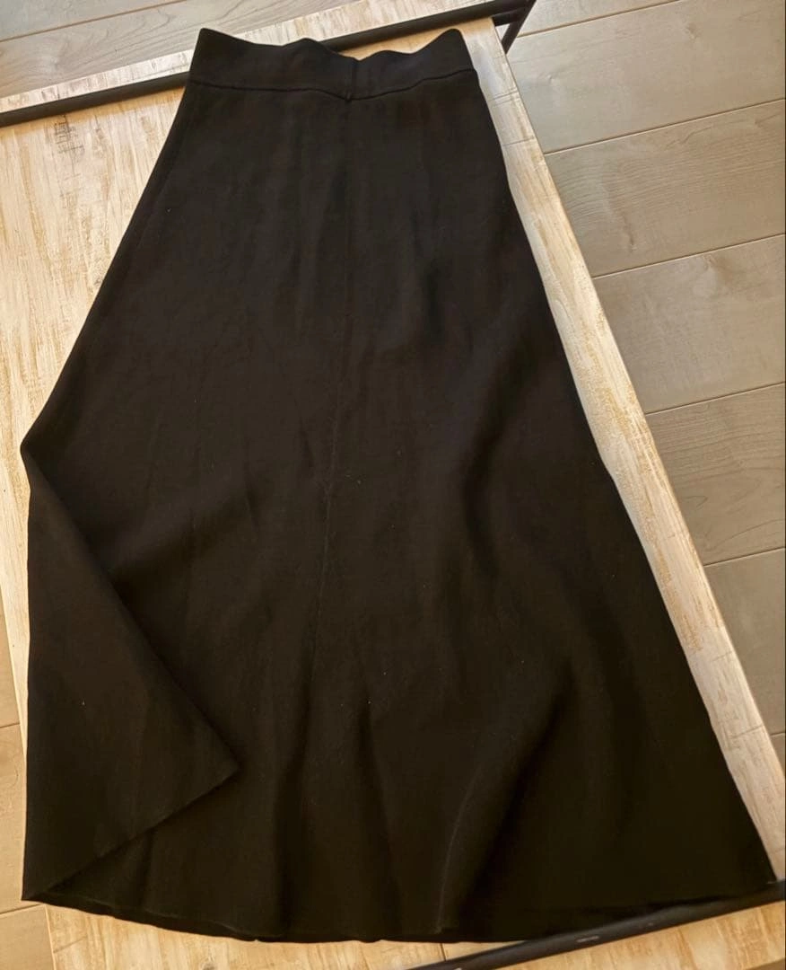 【美品】UNIQLO ブラックフレアスカートの写真3枚目