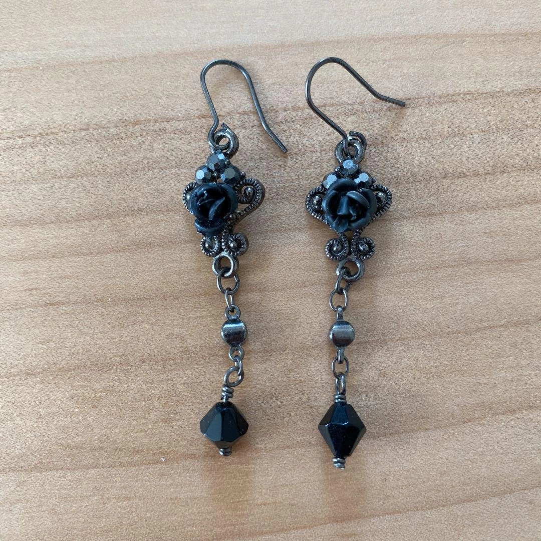 ピアス 黒 薔薇
