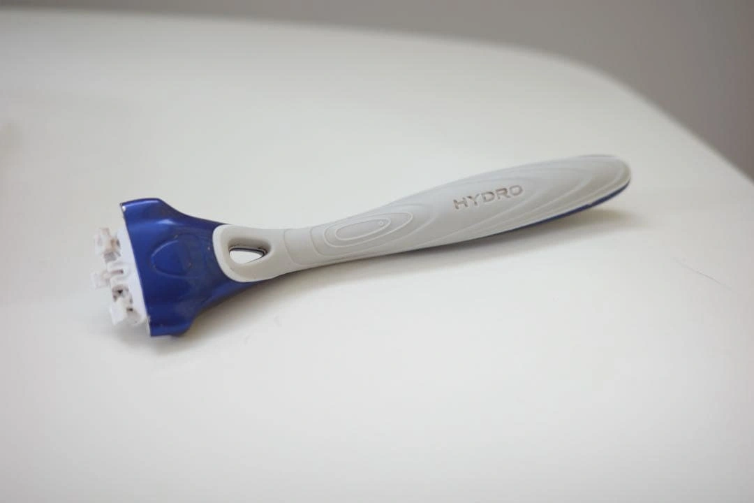 Schick メンズ剃刀 替え刃付き ケース付きの写真2枚目