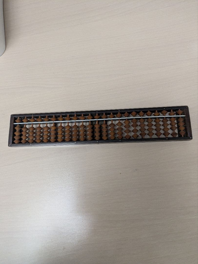 黒いプラスチック製そろばん