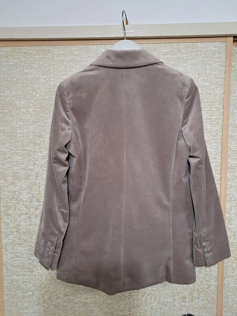 GU ベージュ ダブルボタン テーラードジャケットの写真2枚目