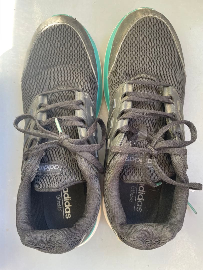 adidas メンズ スニーカー ブラック/グリーン