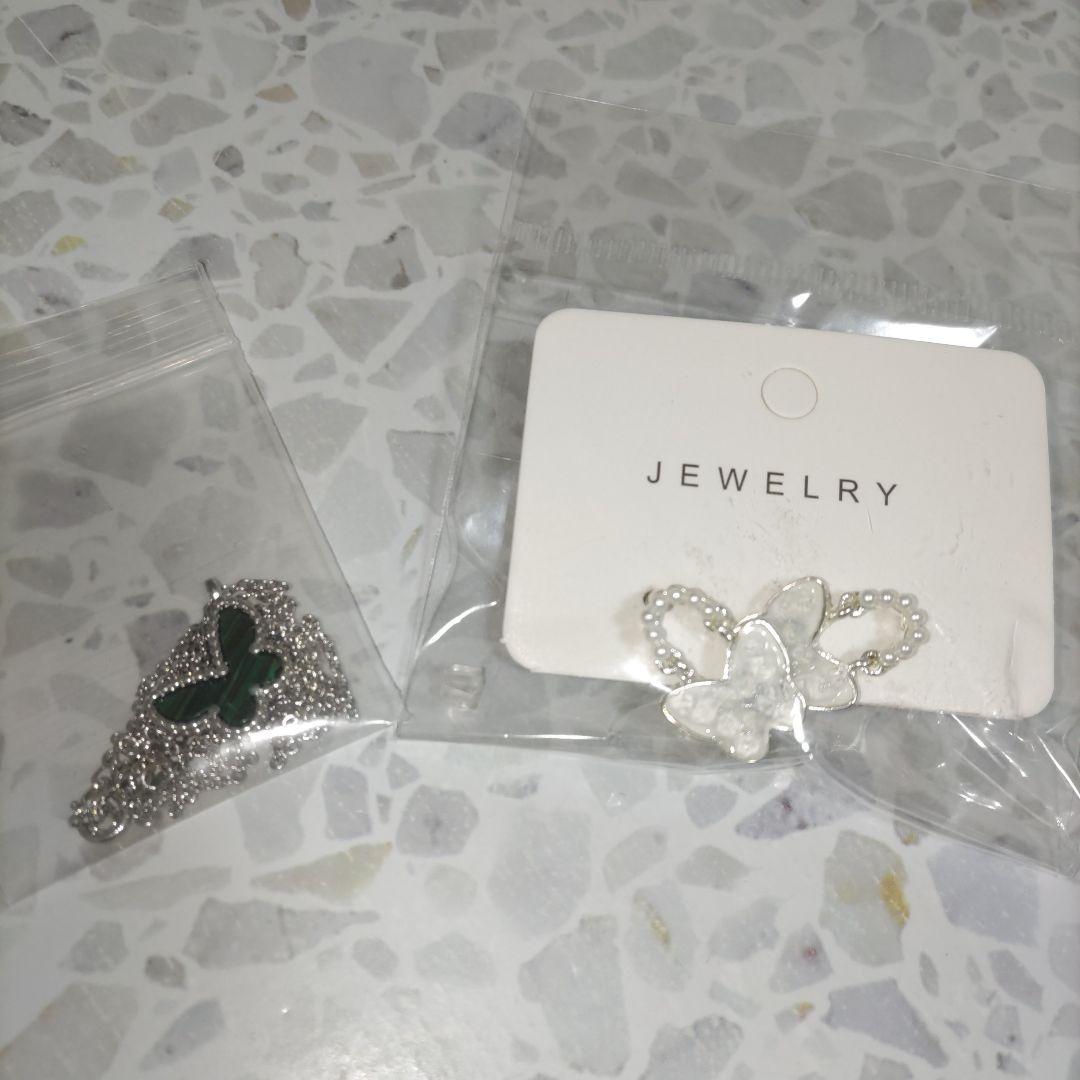バタフライデザイン　ネックレス　ピアス　2つセット