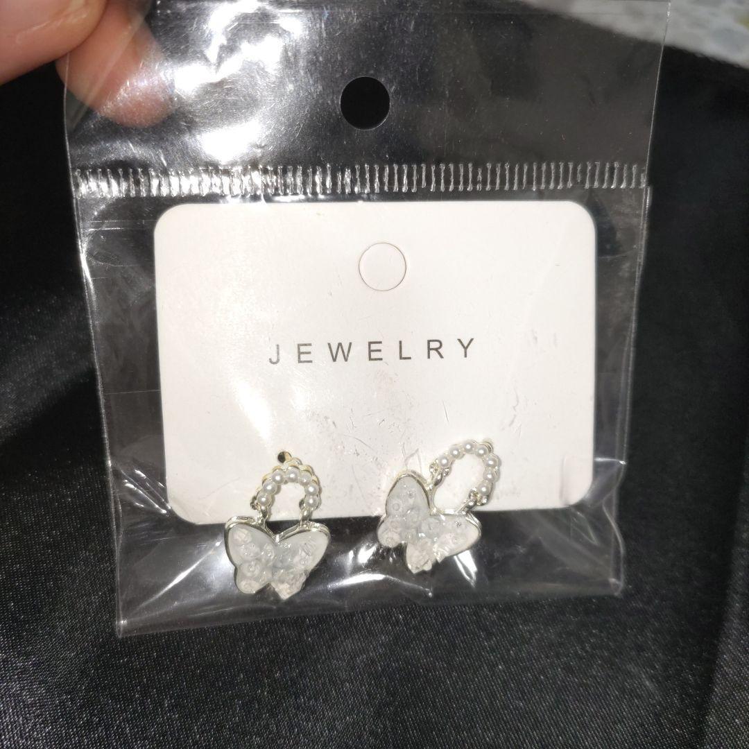 バタフライデザイン　ネックレス　ピアス　2つセットの写真4枚目