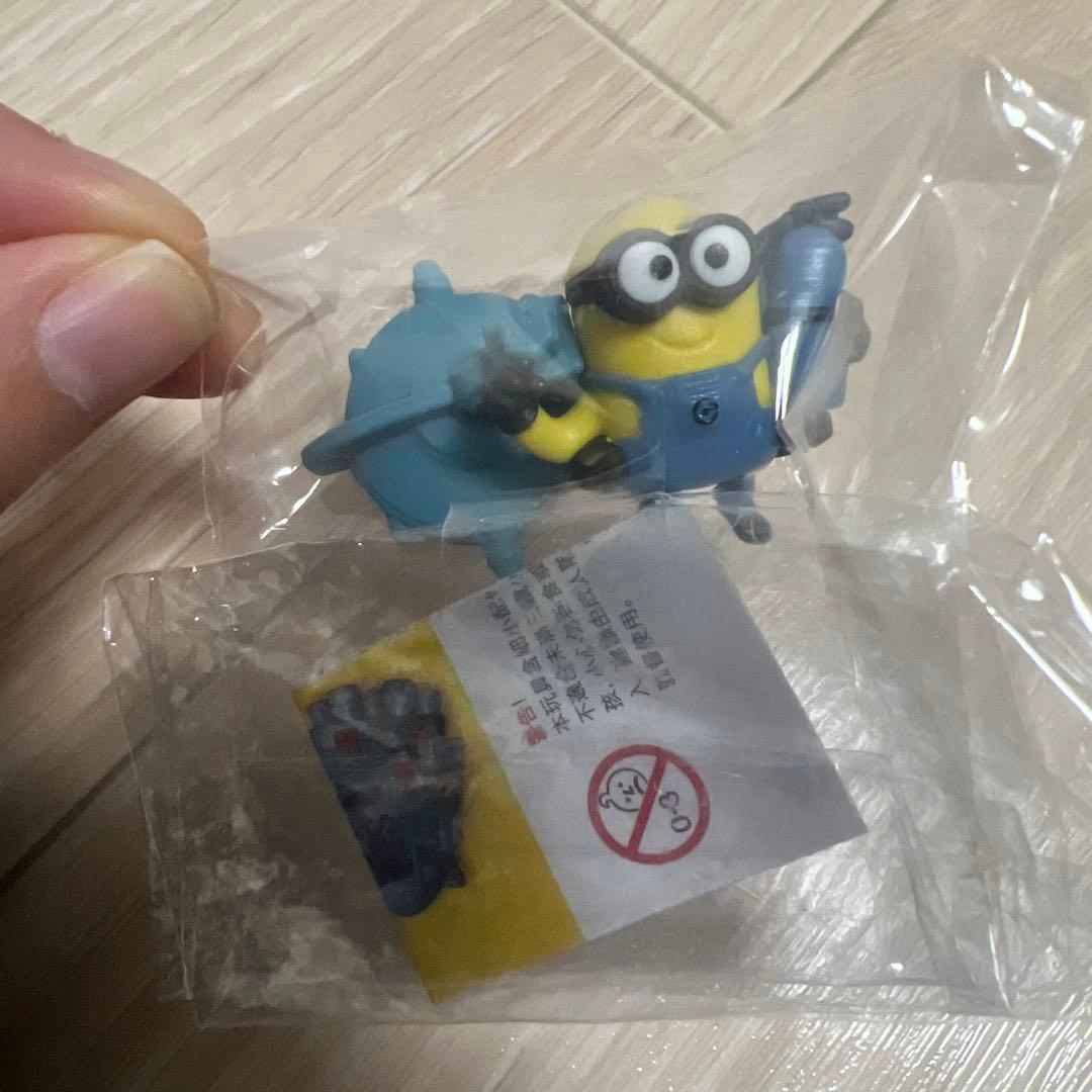 キンダージョイ限定ミニオンズ 壁にくっつくフィギュアガチャ
