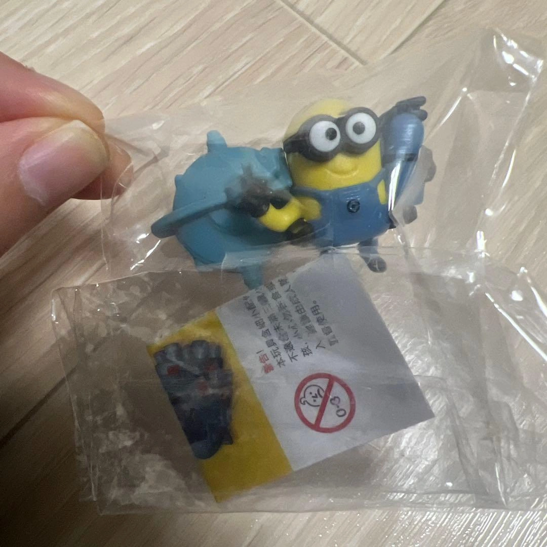 キンダージョイ限定ミニオンズ 壁にくっつくフィギュアガチャ