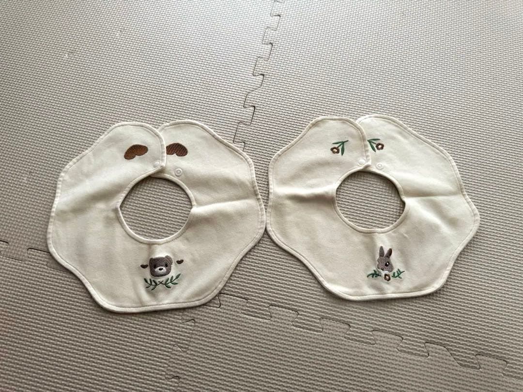 ウサギとクマ刺繍スタイ 2枚セットの写真2枚目