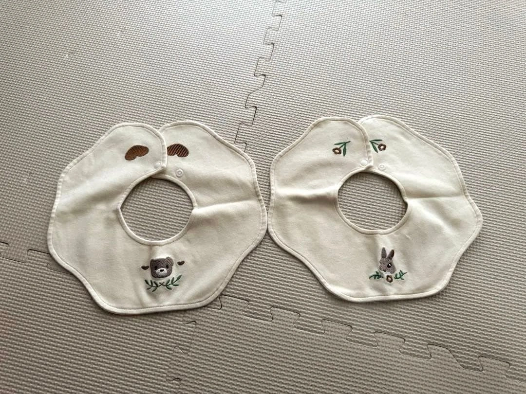 ウサギとクマ刺繍スタイ 2枚セットの写真2枚目