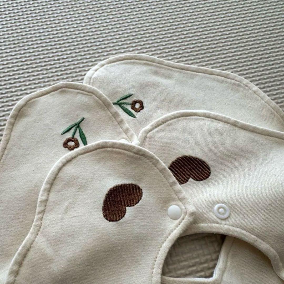 ウサギとクマ刺繍スタイ 2枚セットの写真4枚目