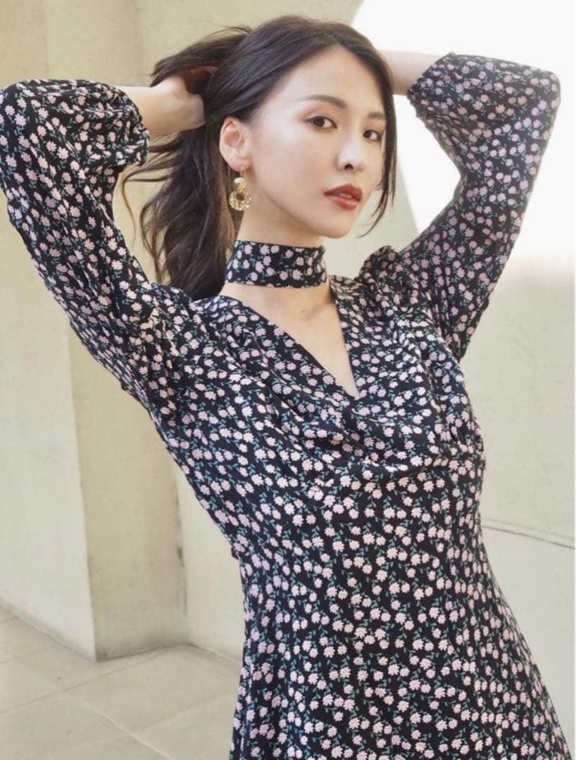 Valmuer 小花柄 ネックリボン付きドレス ワンピース シフォン パーティーの写真2枚目