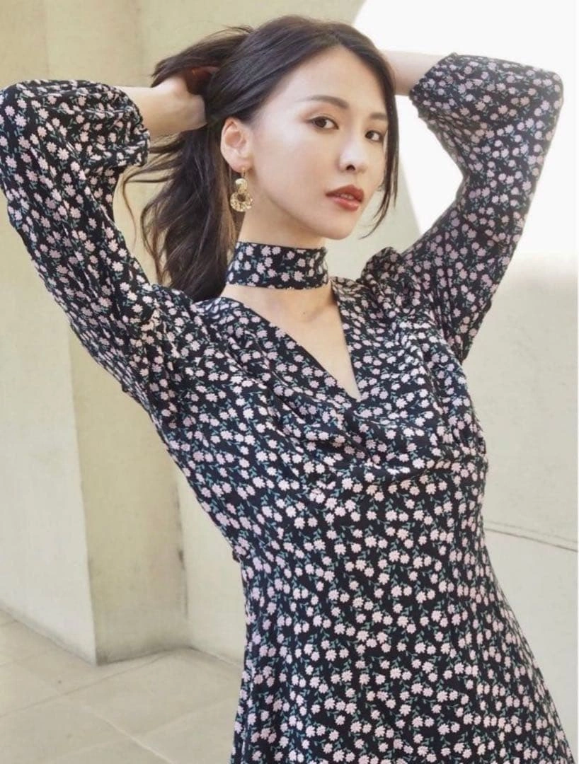 Valmuer 小花柄 ネックリボン付きドレス ワンピース シフォン パーティーの写真2枚目