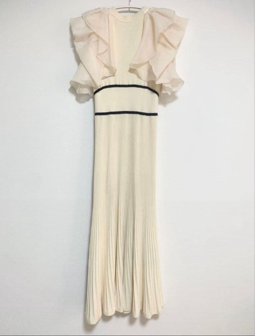 完売品 LILY BROWN フリルドッキングニットワンピース ホワイトの写真2枚目