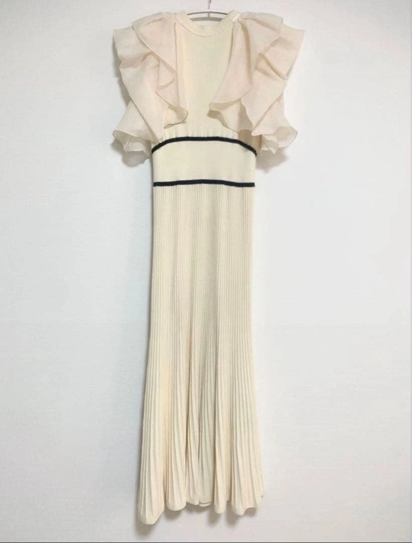 完売品 LILY BROWN フリルドッキングニットワンピース ホワイトの写真2枚目