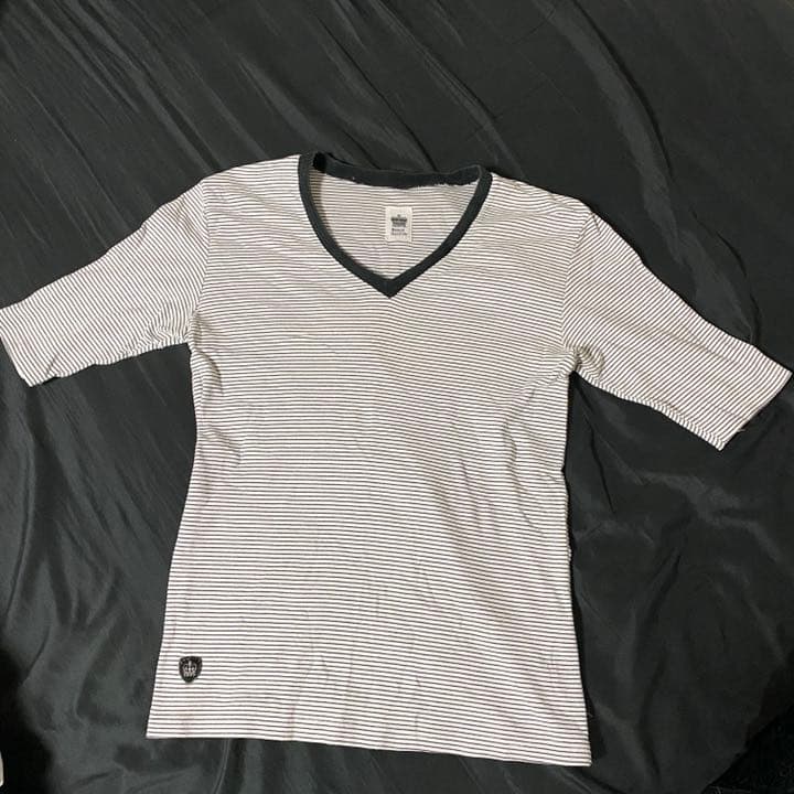 SABLE CLUTCHのVネック Tシャツ