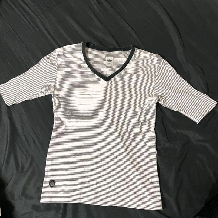 SABLE CLUTCHのVネック Tシャツ