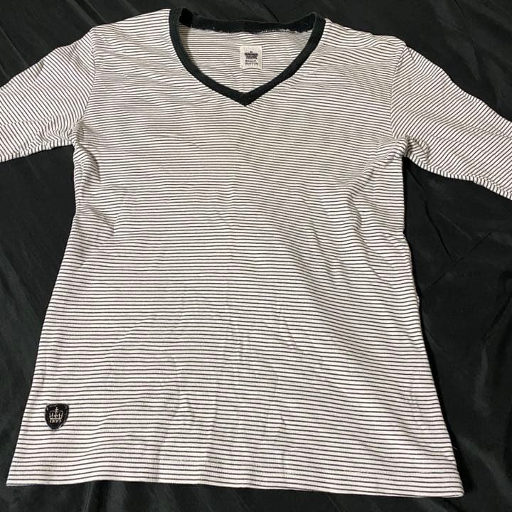 SABLE CLUTCHのVネック Tシャツの写真2枚目