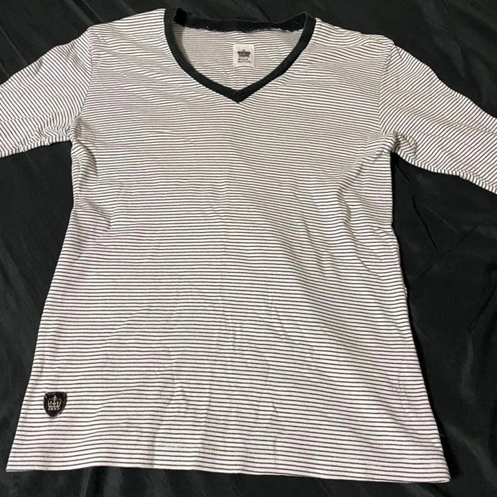 SABLE CLUTCHのVネック Tシャツの写真2枚目