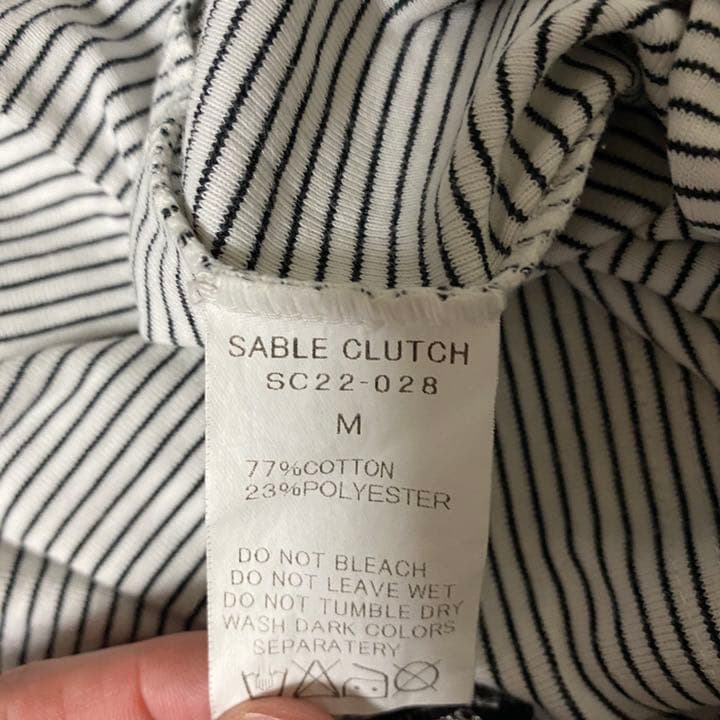 SABLE CLUTCHのVネック Tシャツの写真4枚目