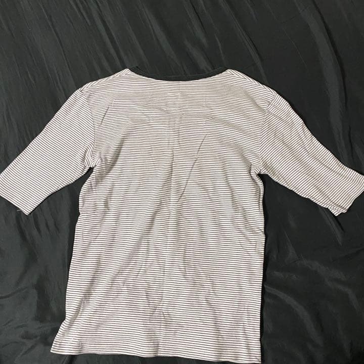 SABLE CLUTCHのVネック Tシャツの写真5枚目