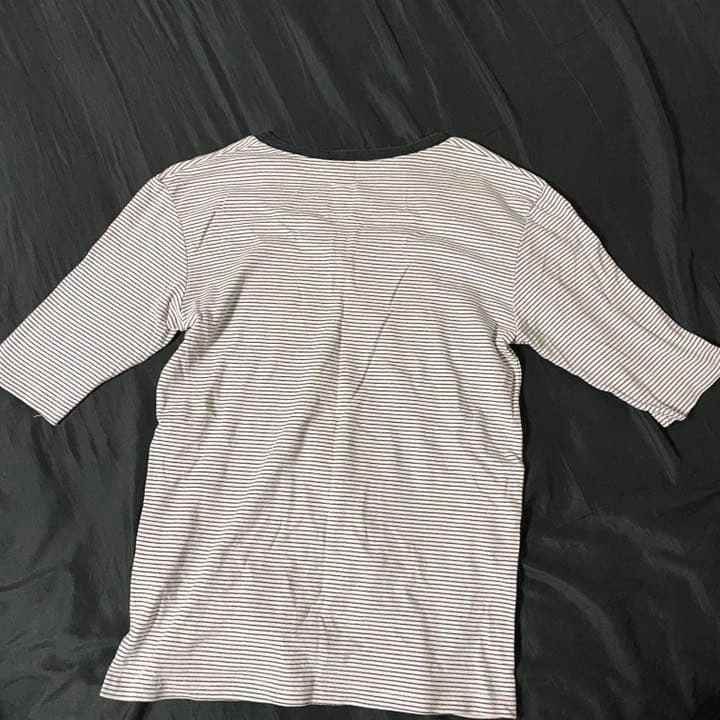 SABLE CLUTCHのVネック Tシャツの写真5枚目