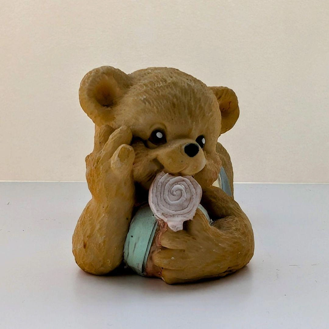 キャンディを持つクマのぬいぐるみ
