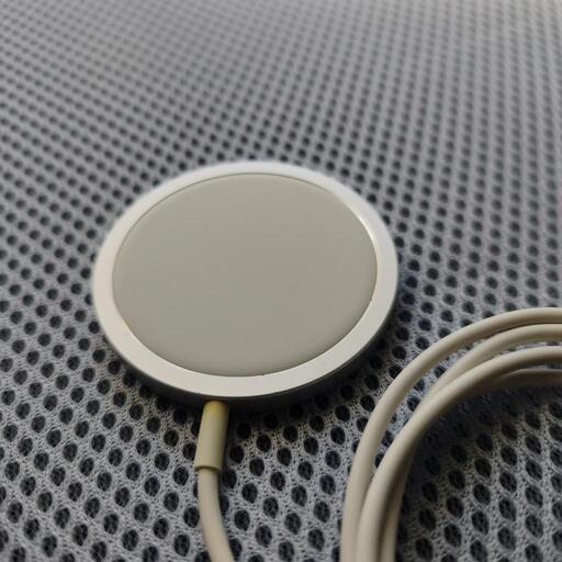 APPLE Magsafe ワイヤレス充電 A2140の写真2枚目