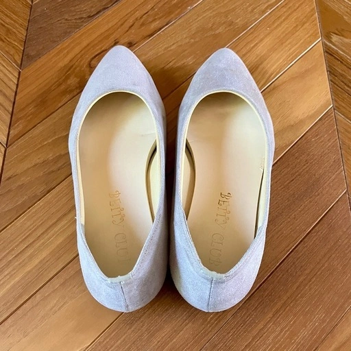 Betty Club グレー スエード パンプス 22.5cmの写真4枚目