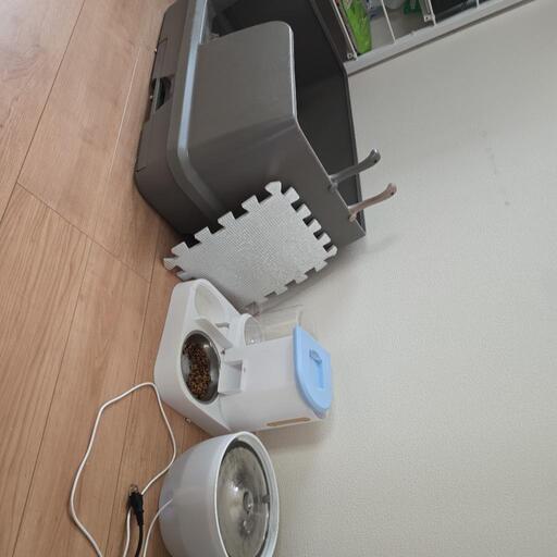 システムトイレ、餌受け、自動給水器