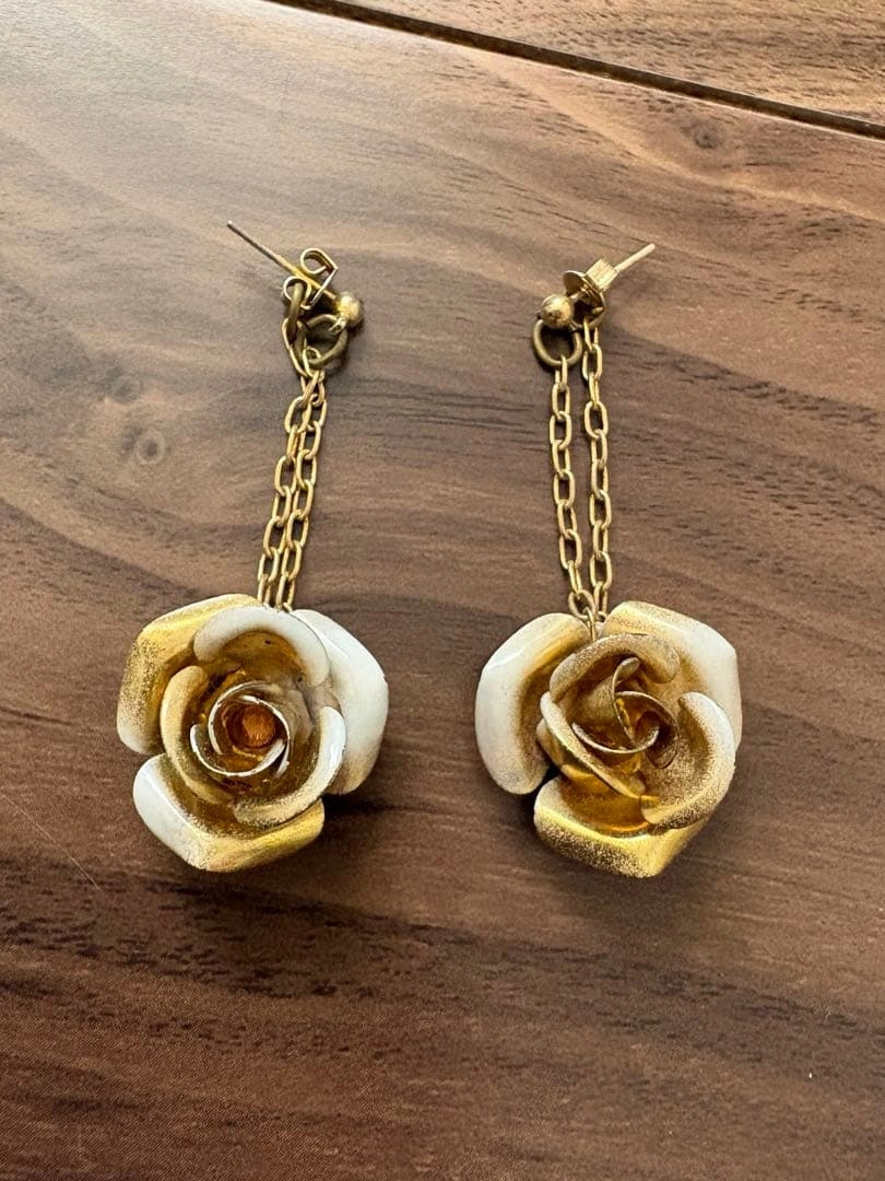 ピアス ローズ バラ 薔薇 デザイン ゴールド×ホワイト