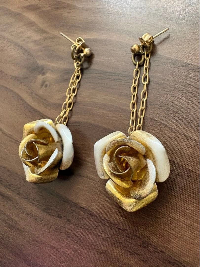 ピアス ローズ バラ 薔薇 デザイン ゴールド×ホワイトの写真2枚目